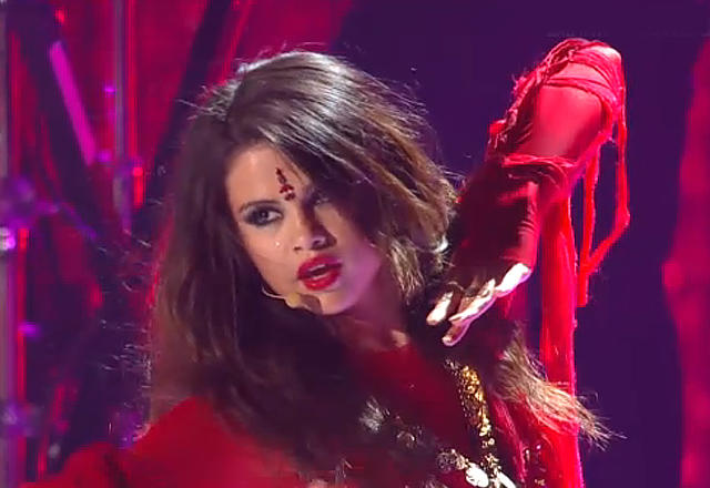 Selena+Gomez+wearing+a+bindi+and+Indian+garments+in+a+performance+at+the+MTV+Movie+Awards.